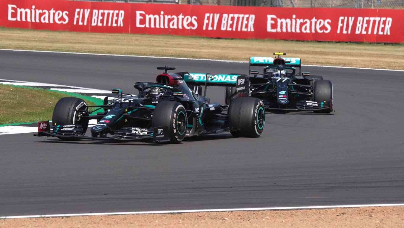 Gewohntes Bild: Lewis Hamilton (vorn) und Valtteri Bottas gemeinsam an der Spitze.