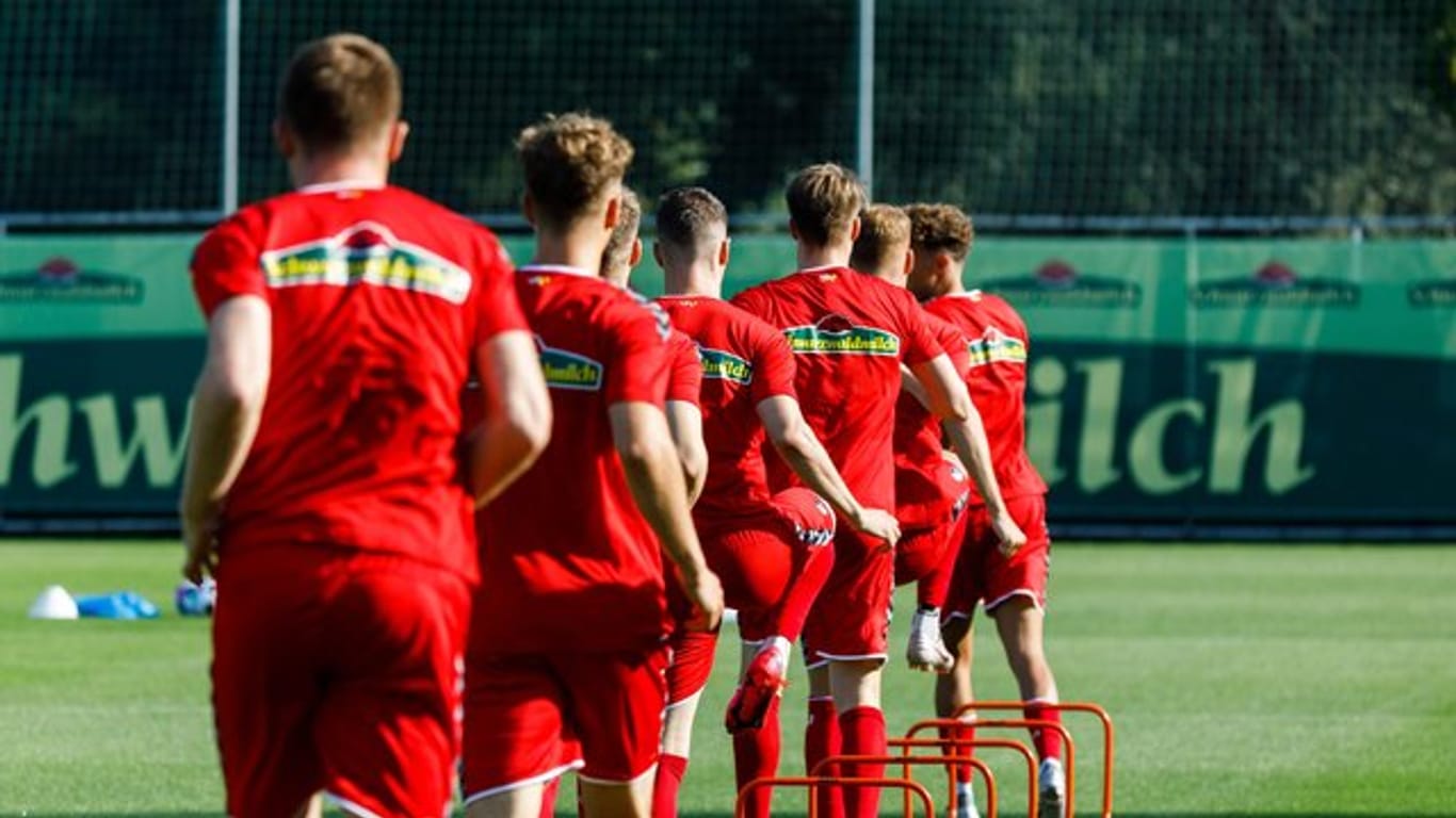 Mit 29 Spielern ist der SC Freiburg ins Trainingslager nach Schruns in Österreich aufgebrochen.