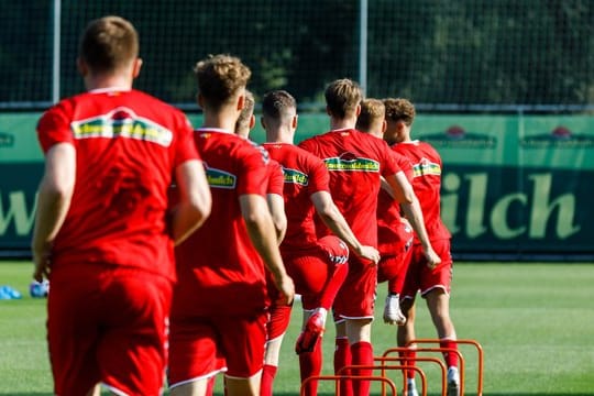 Mit 29 Spielern ist der SC Freiburg ins Trainingslager nach Schruns in Österreich aufgebrochen.