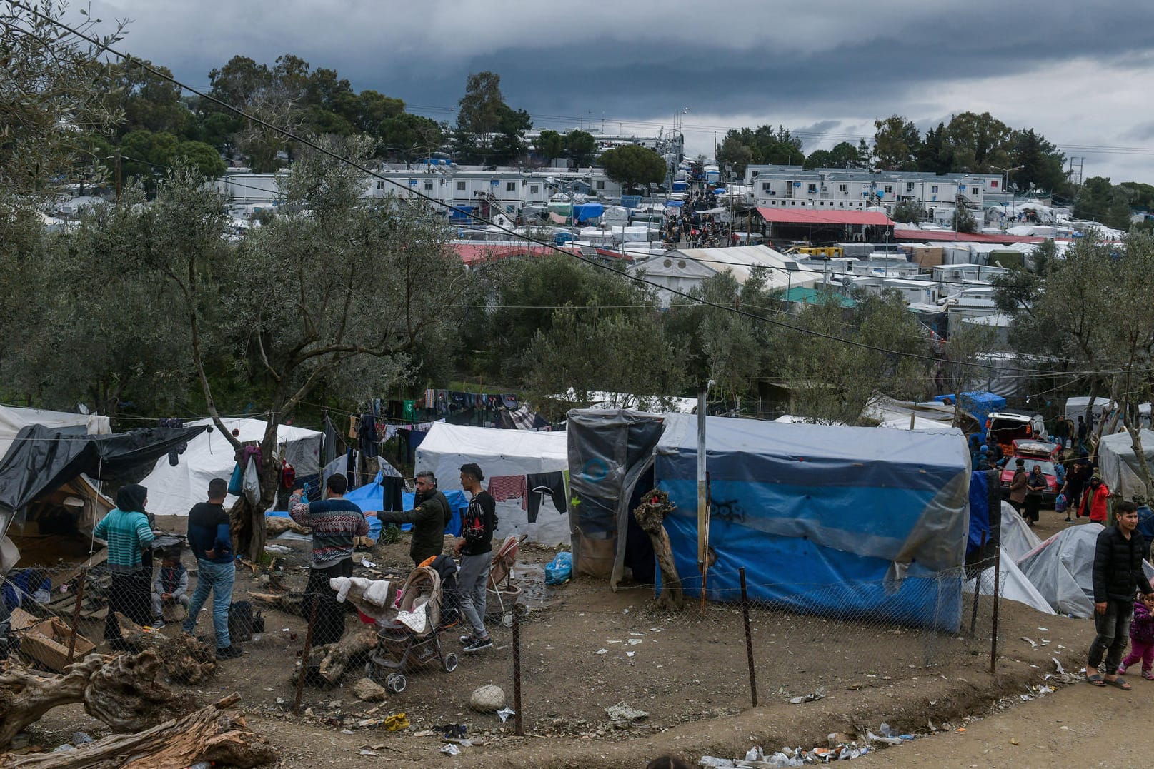 Flüchtlingslager Moria (Aufnahme aus dem März): Die Menschen müssen sich zuletzt immer aggressiverer Angriffe erwehren.