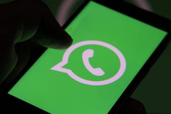 Das Logo von WhatsApp auf einem Smartphone (Symbolbild): Unbekannten verschicken Betrugsnachrichten.