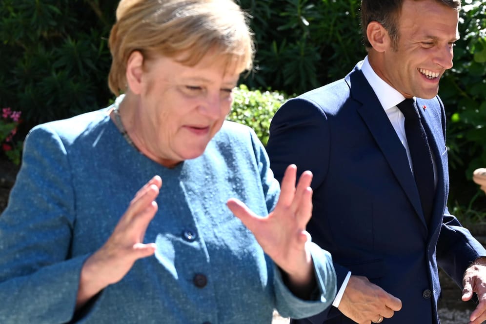 Angela Merkel und Emmanuel Macron: Die Bundeskanzlerin besuchte ihn in seinem Urlaub.