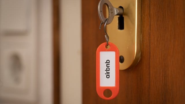 Airbnb verbietet Partys in allen auf der Plattform gemieteten Wohnungen. Airbnb verbietet Partys in allen auf der Plattform gemieteten Wohnungen.
