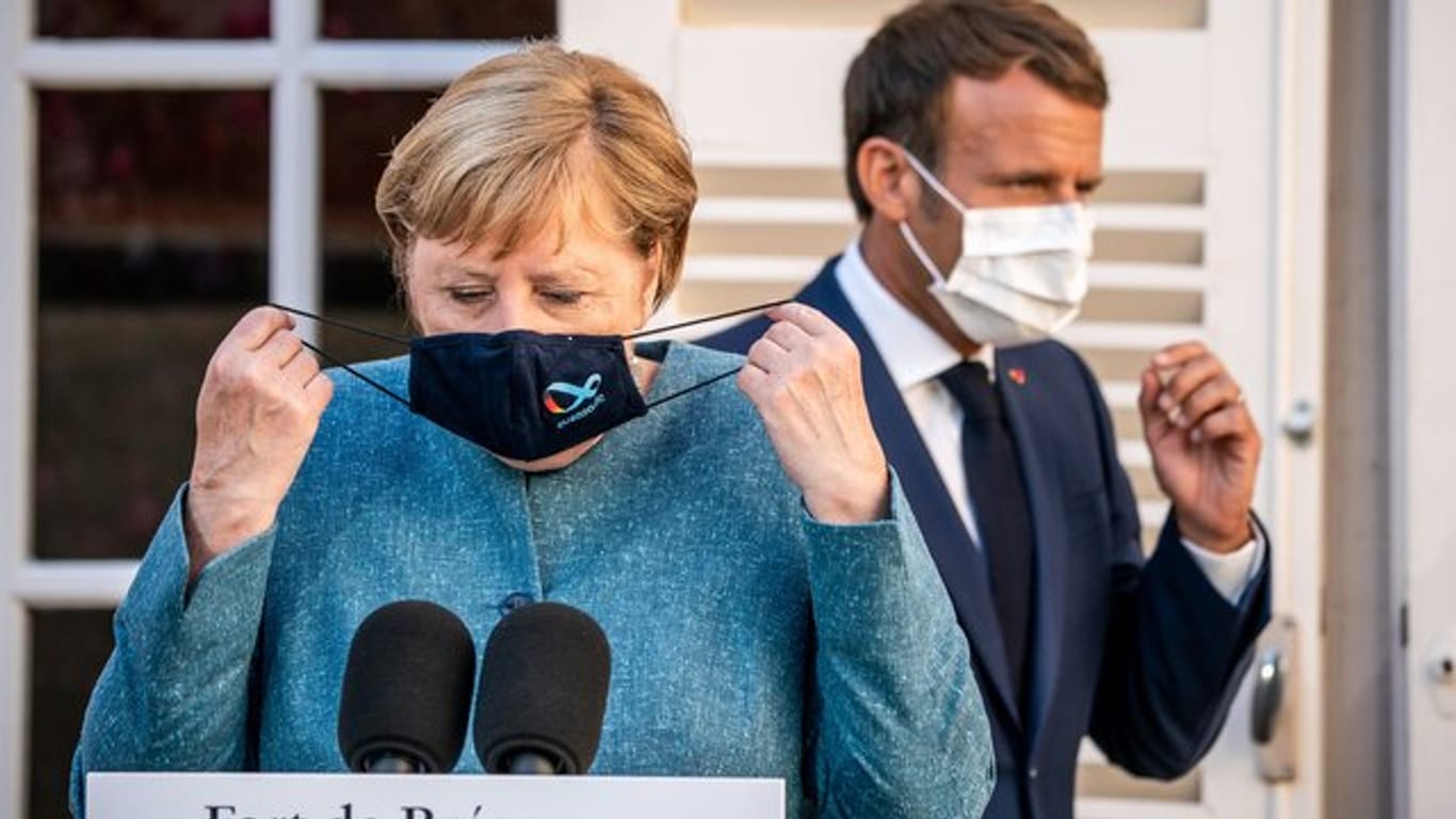 Der Bessere soll gewinnen: Bundeskanzlerin Angela Merkel (l) und Frankreichs Präsident Emmanuel Macron favorisieren natürlich verschiedene Teams im Finale.