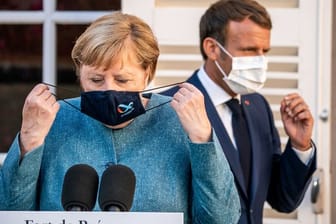Der Bessere soll gewinnen: Bundeskanzlerin Angela Merkel (l) und Frankreichs Präsident Emmanuel Macron favorisieren natürlich verschiedene Teams im Finale.