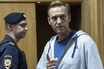 Kremlkritiker Alexej Nawalny soll nach einer möglicher Vergiftung in Berlin behandelt werden.