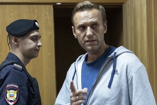 Kremlkritiker Alexej Nawalny soll nach einer möglicher Vergiftung in Berlin behandelt werden.