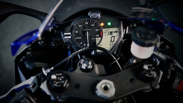 Digitaler Tacho mit analoger Drehzahlanzeige bei der Yamaha YZF-R6.