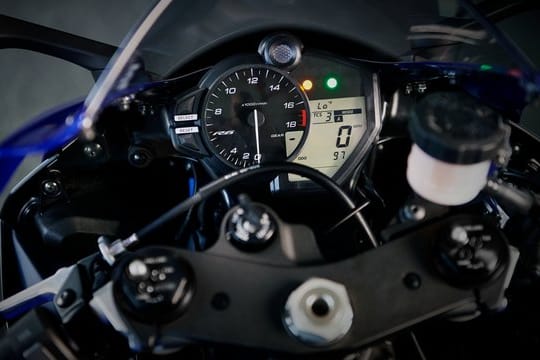 Digitaler Tacho mit analoger Drehzahlanzeige bei der Yamaha YZF-R6.