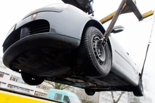 Ein Auto wird auf einen Abschleppwagen gehoben.
