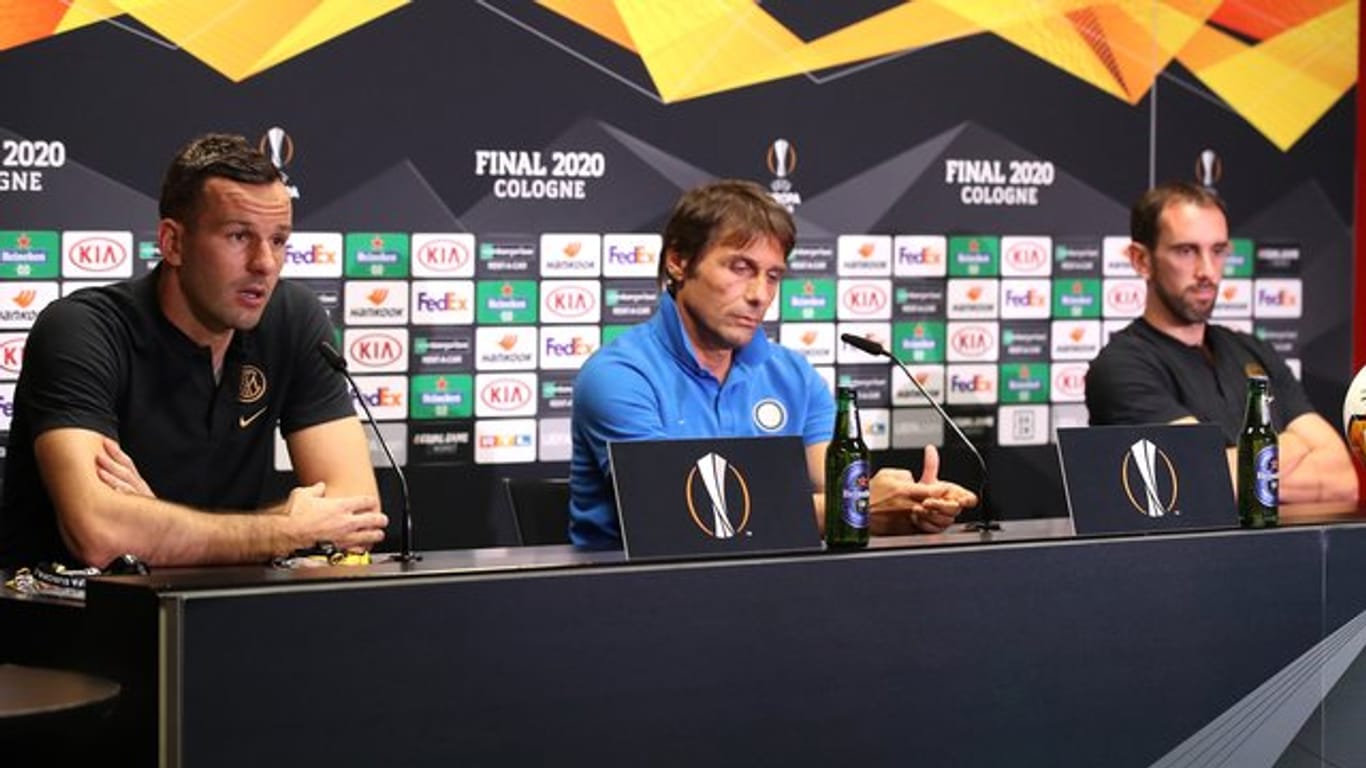 Trainer Antonio Conte, Torwart Samir Handanovic und Diego Godin von Inter Mailand antworten auf die Fragen der Journalisten.