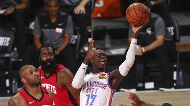 Zeigte beim Spiel gegen die Houston Rockets eine reife Leistung: Dennis Schröder (M) von den Oklahoma City Thunder. Zeigte beim Spiel gegen die Houston Rockets eine reife Leistung: Dennis Schröder (M) von den Oklahoma City Thunder.