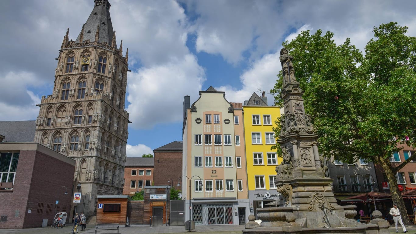 Der Alte Markt in Köln mit dem Alten Rathaus (Symbolbild): Die Staatsanwaltschaft prüft einen möglichen Betrug bei der Stadt.