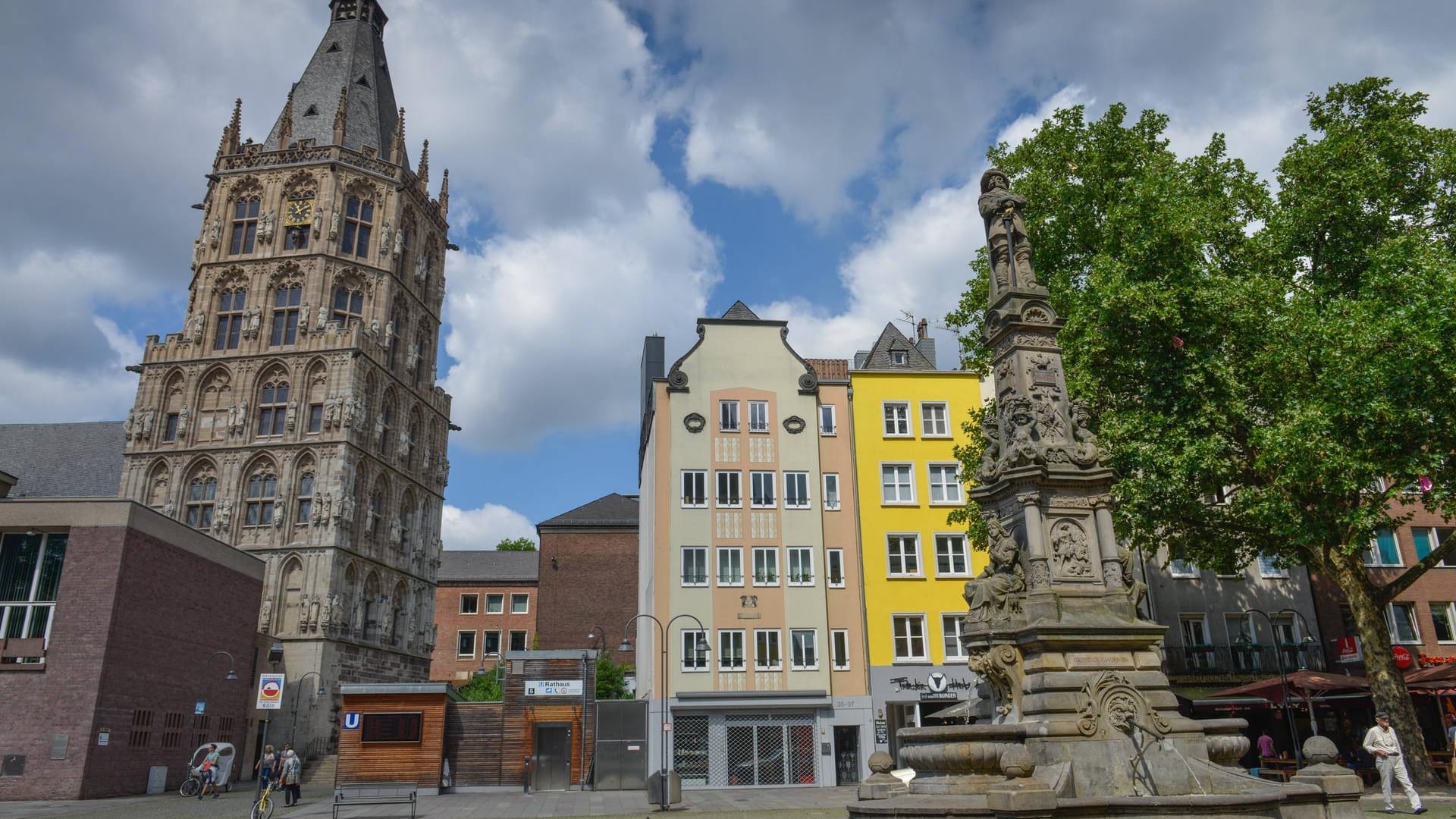 Der Alte Markt in Köln mit dem Alten Rathaus (Symbolbild): Die Staatsanwaltschaft prüft einen möglichen Betrug bei der Stadt. Der Alte Markt in Köln mit dem Alten Rathaus (Symbolbild): Die Staatsanwaltschaft prüft einen möglichen Betrug bei der Stadt.