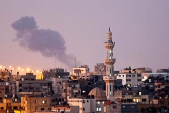 Palästinensische Autonomiegebiete: Israel hat nach weiteren Ballon- und Raketen-Angriffen aus dem Gazastreifen abermals Ziele der islamistischen Hamas beschossen.