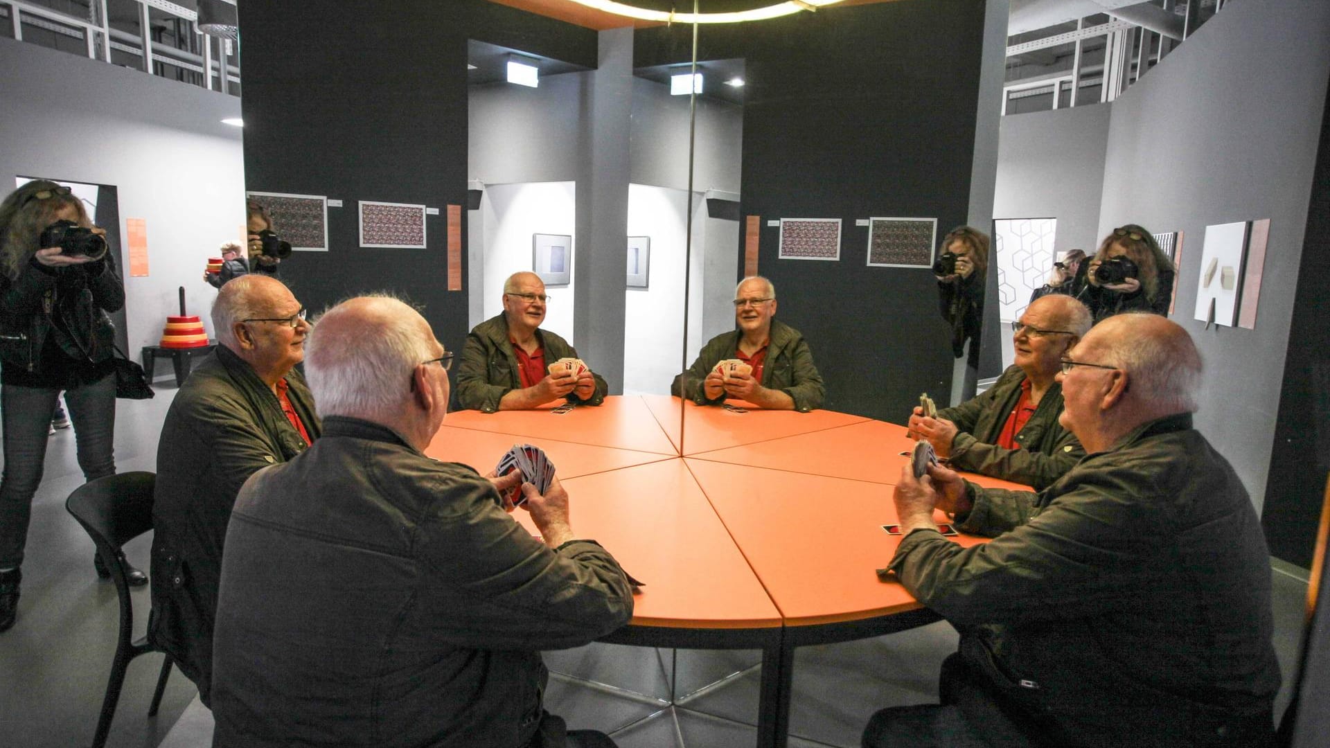 Ein Mann sitzt an einem Tisch im Museum der Illusionen: In Stuttgart öffnet ein weiterer Standort des Museums. Ein Mann sitzt an einem Tisch im Museum der Illusionen: In Stuttgart öffnet ein weiterer Standort des Museums.