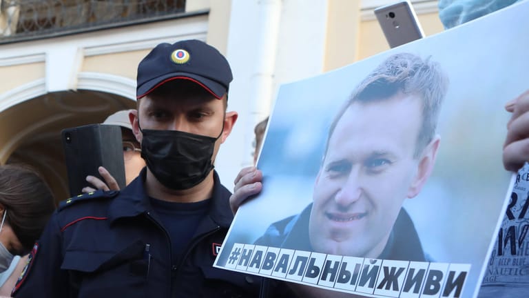 Die Polizei hat ein gefährliches Mittel im Organismus des Regierungskritikers Nawalny entdeckt. In Russland halten Proteste zum mutmaßlichen Giftanschlag weiter an.
