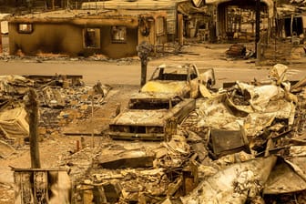 USA, Napa County: Verbrannte Häuser und Fahrzeuge. Dutzende große Waldbrände in Kalifornien haben Tausende Menschen aus ihren Häusern getrieben.