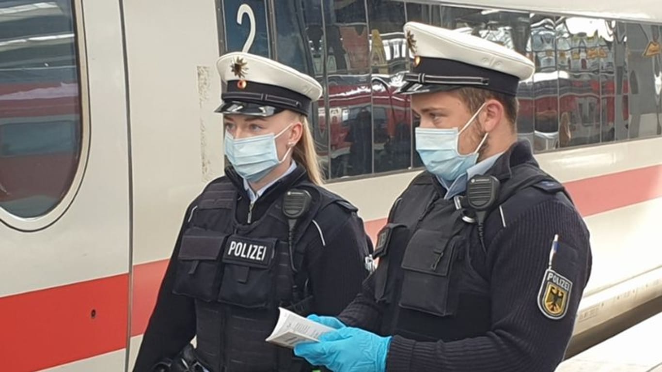 Genauer Blick bei Attesten: Die Bundespolizei in München hat Verfahren eingeleitet gegen Reisende, die offensichtlich mit Blankoattesten zur Maskenbefreiung unterwegs sind.