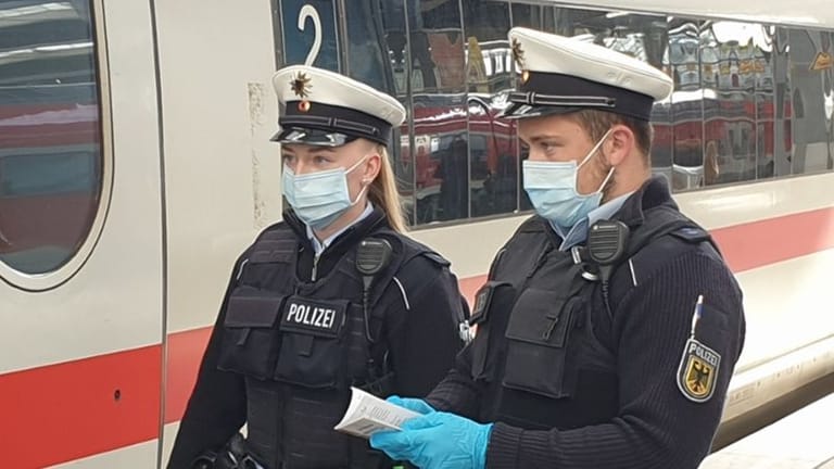 Genauer Blick bei Attesten: Die Bundespolizei in München hat Verfahren eingeleitet gegen Reisende, die offensichtlich mit Blankoattesten zur Maskenbefreiung unterwegs sind.