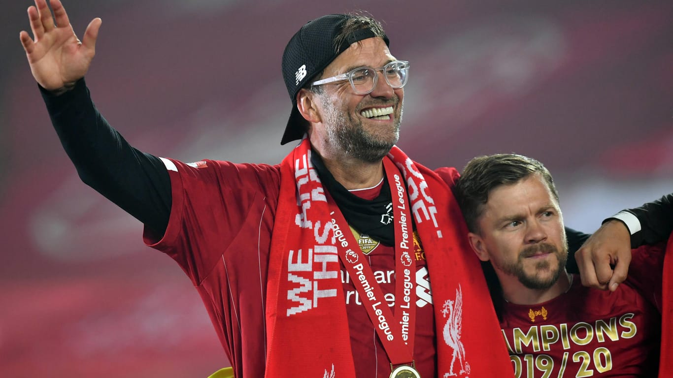 Basecap falsch herum auf dem Kopf, meist ein Lächeln im Gesicht: das ist Liverpools Erfolgsgarant Jürgen Klopp.