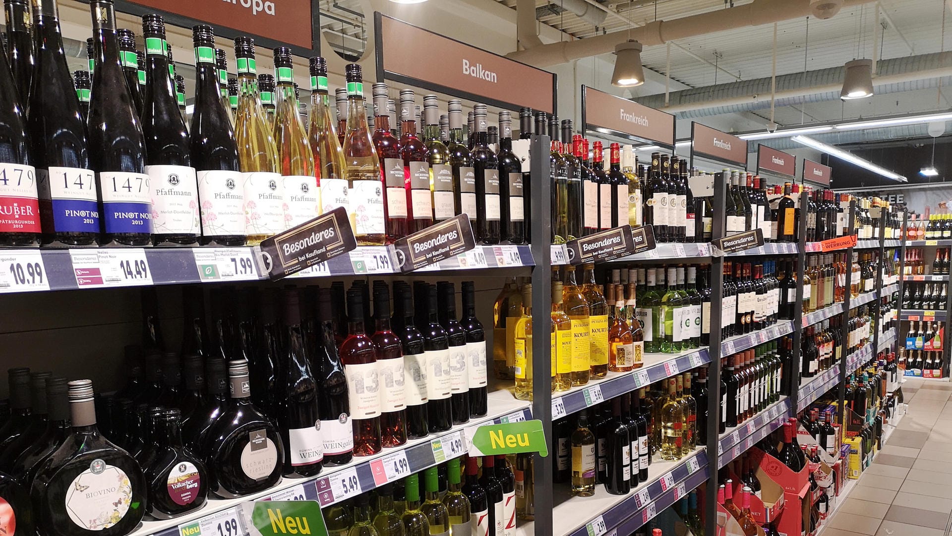 Weinregal in einem Discounter: Der Weinabsatz kletterte.