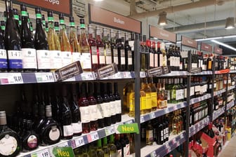 Weinregal in einem Discounter: Der Weinabsatz kletterte.