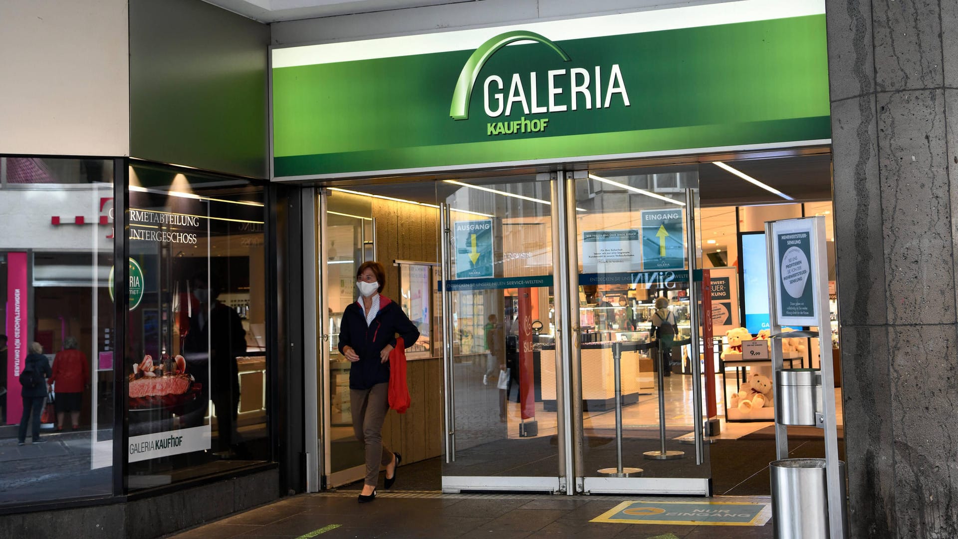 Galeria Kaufhof in Bonn (Symbolbild): Ein Mann versuchte hier, eine Damenjeans zu stehlen. Galeria Kaufhof in Bonn (Symbolbild): Ein Mann versuchte hier, eine Damenjeans zu stehlen.