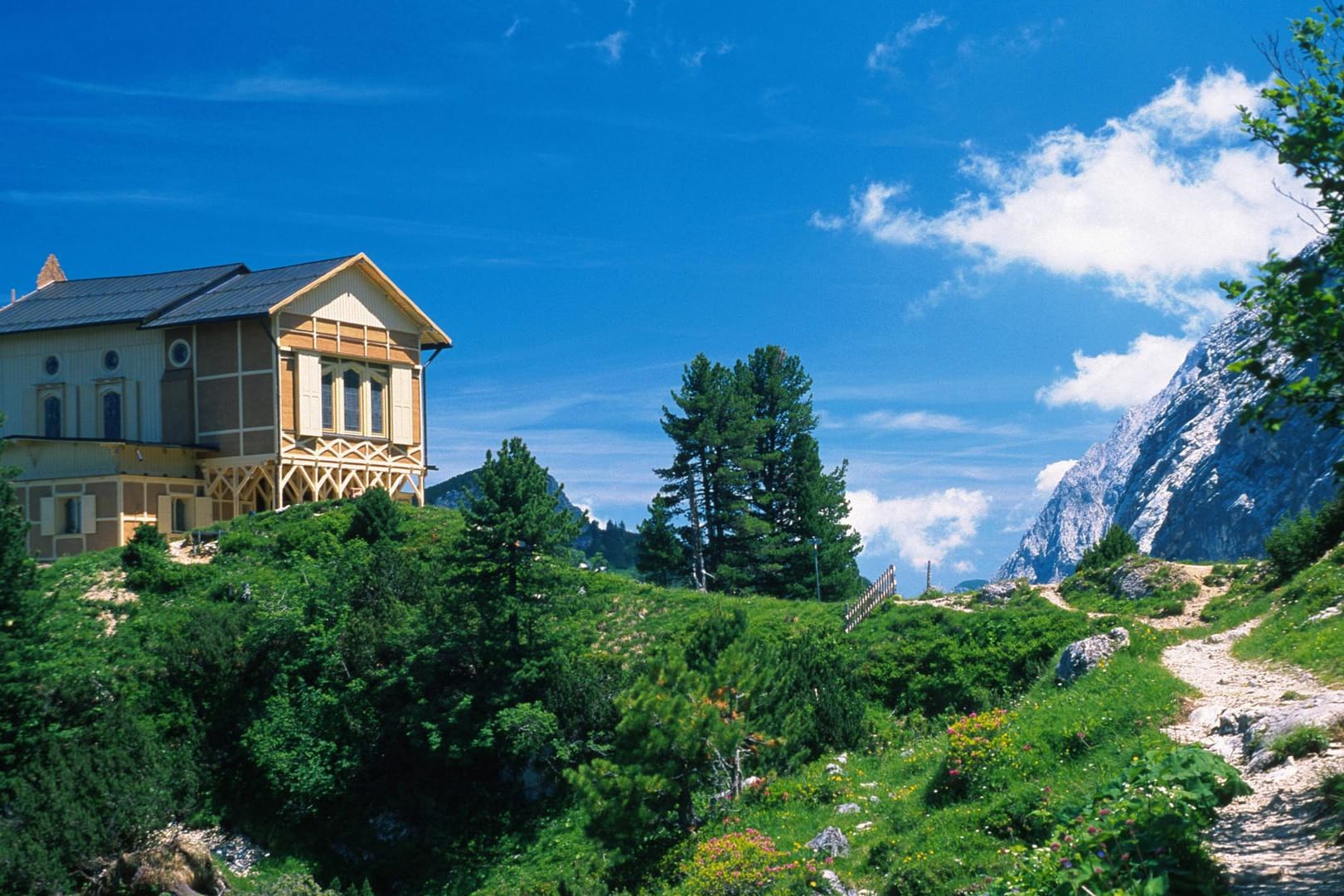 Das Jagdschloss von Ludwig II. am Schachen: Ludwig und seine Diener trugen hier türkische Tracht, rauchten Wasserpfeife und schlürften Mokka.