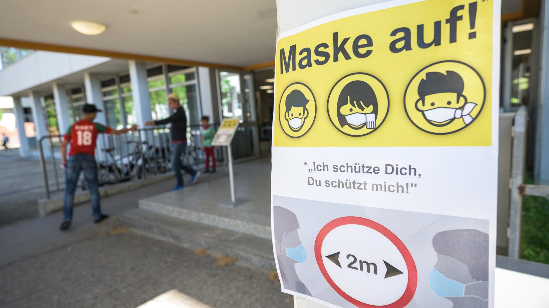 Ein Plakat weist auf die Maskenpflicht hin: Immer mehr Menschen versuchen sich mit einem ärztlichen Attest vor dem Tragen einer Maske zu drücken.