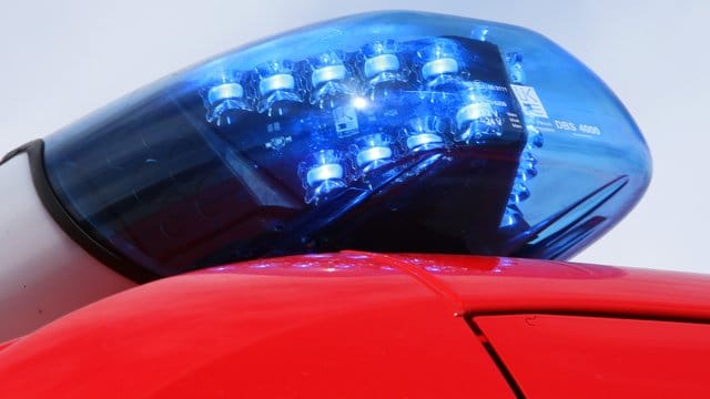 Ein leuchtendes LED-Blaulicht der Feuerwehr: Ein Jugendlicher ist im Erikasee ertrunken. Ein leuchtendes LED-Blaulicht der Feuerwehr: Ein Jugendlicher ist im Erikasee ertrunken.