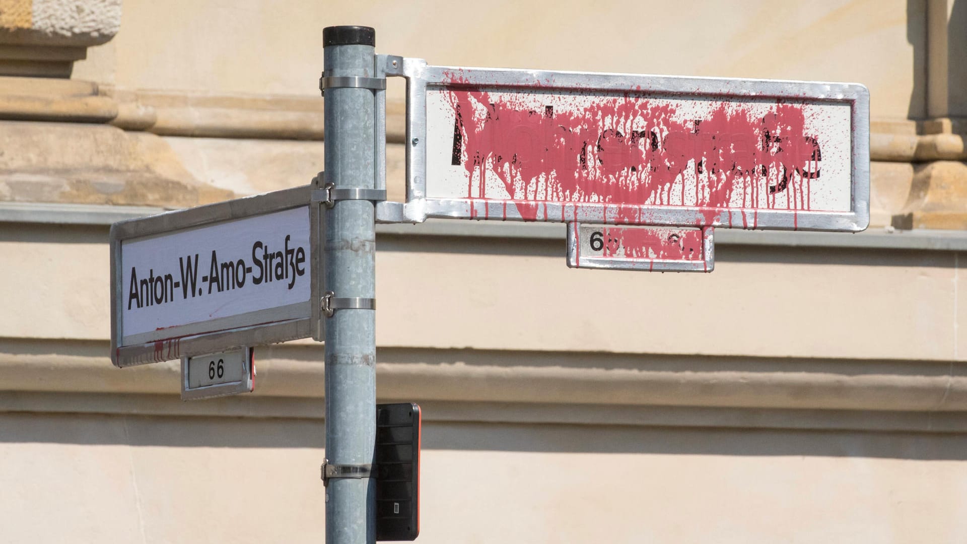 Das Straßenschild der Berliner Mohrenstraße ist übermalt: Die Bezirksverordneten von Mitte haben für eine Umbenennung gestimmt.