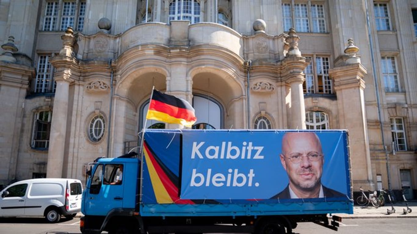 Ein LKW mit dem Konterfei des ehemaligen Brandenburger AfD-Fraktionsvorsitzenden Andreas Kalbitz fährt am Berliner Landgericht vorbei.