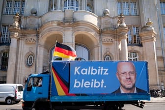 Ein LKW mit dem Konterfei des ehemaligen Brandenburger AfD-Fraktionsvorsitzenden Andreas Kalbitz fährt am Berliner Landgericht vorbei.