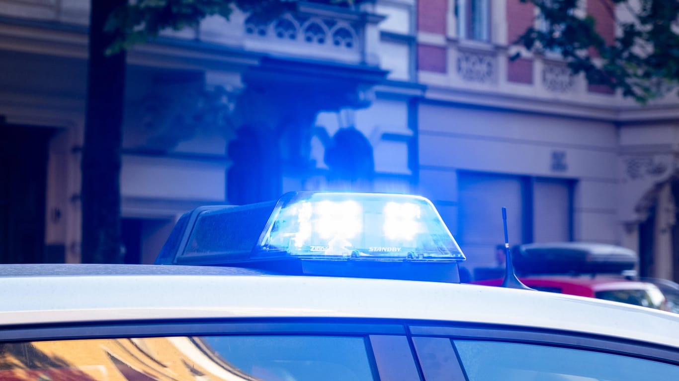 Blaulicht eines Polizeifahrzeugs (Symbolbild): In Hagen sind bei einer Kollision fünf Personen in einem Bus gestürzt und haben sich verletzt.