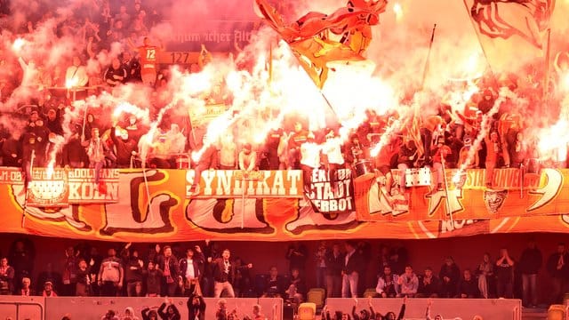Teure Angelegenheit: Kölner Fans zündelten fleißig beim Gastspiel in Düsseldorf. Teure Angelegenheit: Kölner Fans zündelten fleißig beim Gastspiel in Düsseldorf.