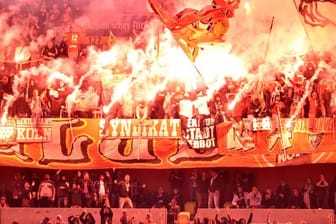 Teure Angelegenheit: Kölner Fans zündelten fleißig beim Gastspiel in Düsseldorf.