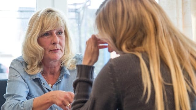 Wenn es in der Ausbildung hakt, sprechen Auszubildende am besten erstmal mit einer Vertrauensperson.