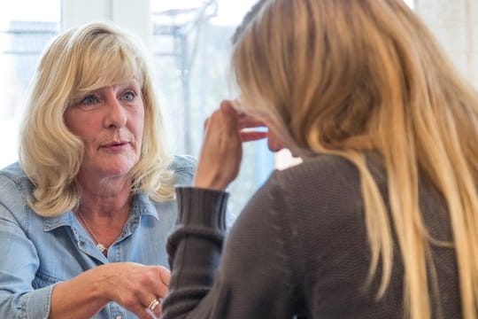 Wenn es in der Ausbildung hakt, sprechen Auszubildende am besten erstmal mit einer Vertrauensperson.