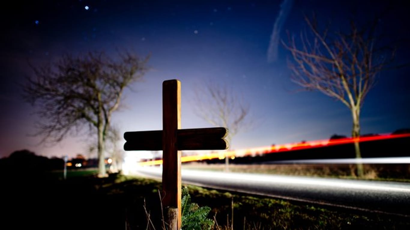 Ein Kreuz zur Erinnerung an einen Verkehrstoten an einer Landstraße.