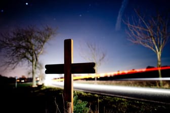 Ein Kreuz zur Erinnerung an einen Verkehrstoten an einer Landstraße.
