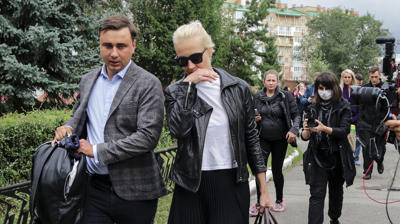 Zweifeln an der offiziellen Version: Nawalnys Ehefrau Julia und der Chef von Nawalnys Anti-Korruptions-Stiftung, Iwan Schdanow.