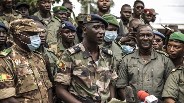 Ismael Wagué (M), Sprecher der Putschisten, äußert sich auf einer Pressekonferenz in Kati. Ismael Wagué (M), Sprecher der Putschisten, äußert sich auf einer Pressekonferenz in Kati.