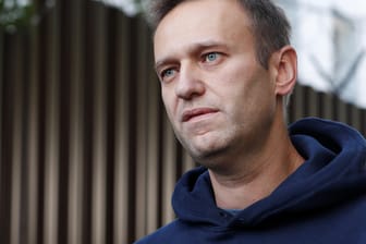 Alexej Nawalny: Auf seine Person gab es bereits mehrere Angriffe. Er wurde häufig festgenommen, saß oft wochenlang im Gefängnis.