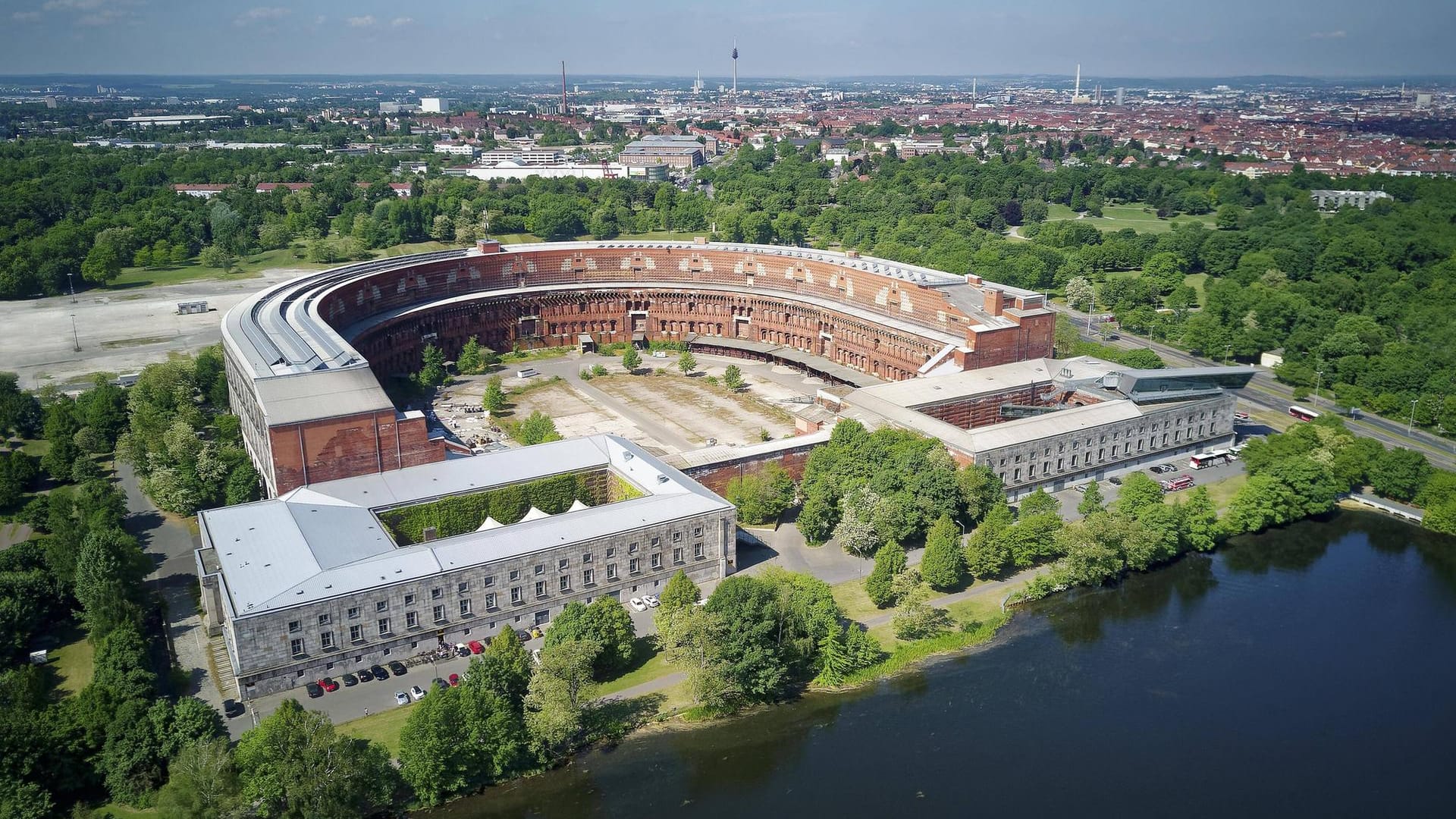 Ehemaliges Reichsparteitagsgelände: Das Dokumentationszentrum (rechts) wird ausgebaut. Ehemaliges Reichsparteitagsgelände: Das Dokumentationszentrum (rechts) wird ausgebaut.
