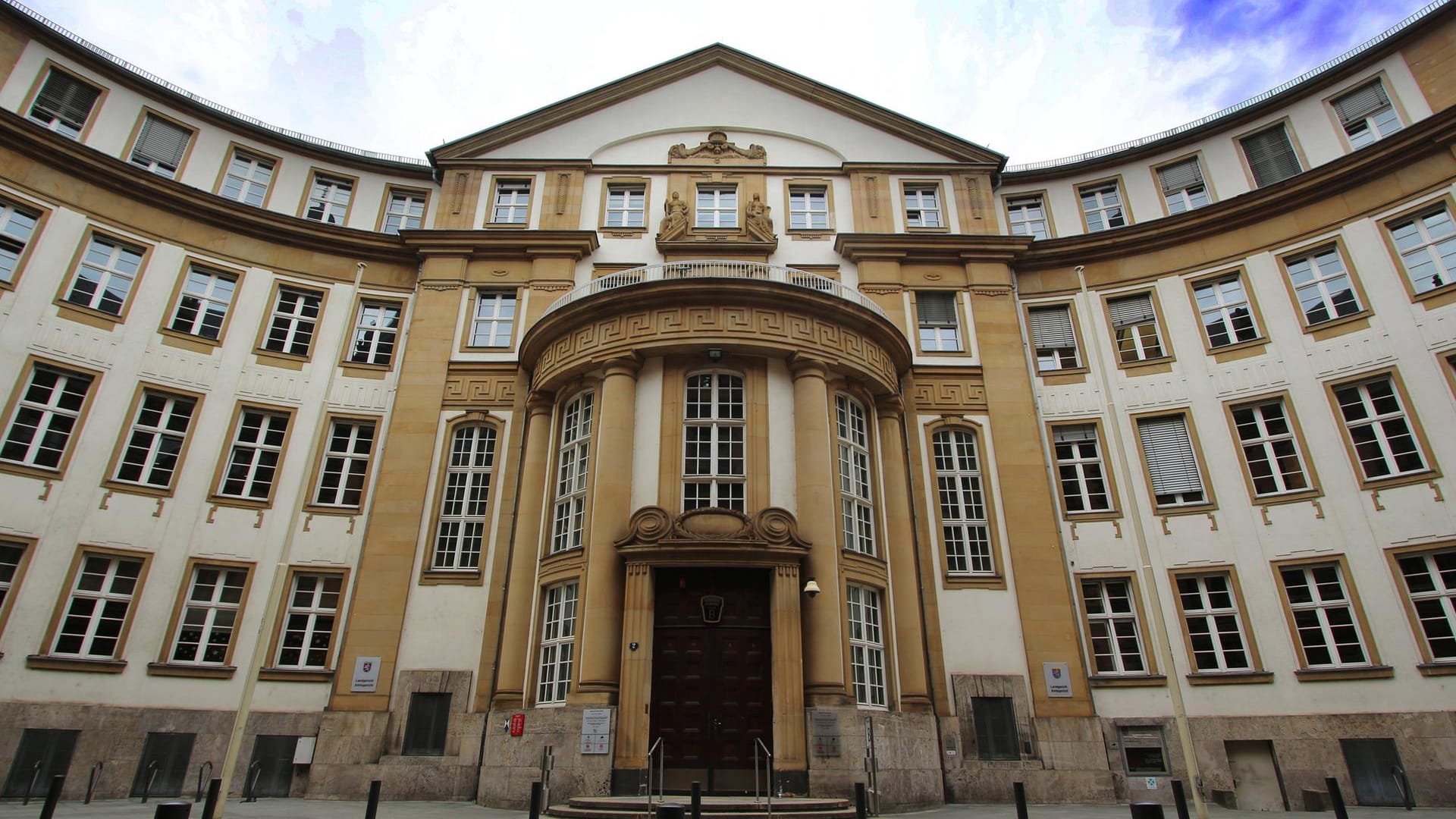 Das Gebäude von Amtsgericht und Landgericht in Frankfurt (Archivbild): Das Landgericht sucht wegen Corona nach Ausweich-Gerichtssälen. Das Gebäude von Amtsgericht und Landgericht in Frankfurt (Archivbild): Das Landgericht sucht wegen Corona nach Ausweich-Gerichtssälen.