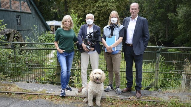 Sabine Postel (l-r, Isa von Brede), Michael Tötter (Kamera), Bettina Schoeller-Bouju (Regie) und Herbert Knaup (Markus Gellert) beim Drehstart für "Die Kanzlei - Springflut".