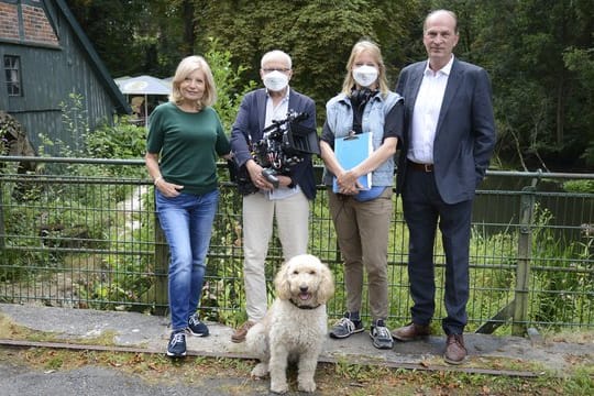 Sabine Postel (l-r, Isa von Brede), Michael Tötter (Kamera), Bettina Schoeller-Bouju (Regie) und Herbert Knaup (Markus Gellert) beim Drehstart für "Die Kanzlei - Springflut".