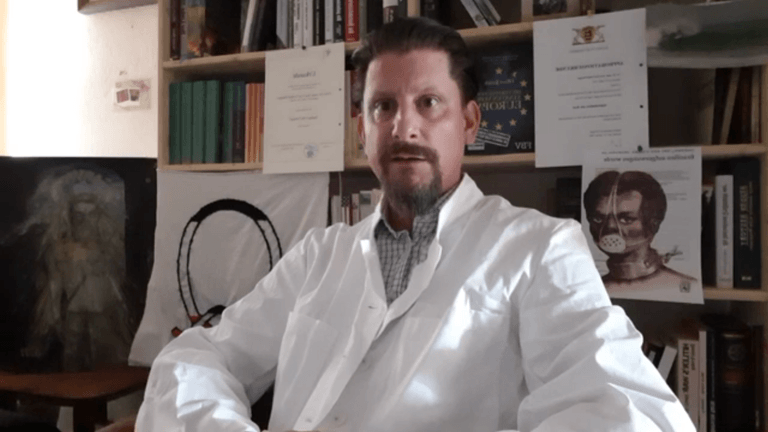 Dr. Jens B.: Der Urologe bot zum Download ein Blankoattest zur Maskenbefreiung an und geht davon aus, dass Zehntausende es genutzt haben. Auf Wunsch verschickte er sich auch per Post. Auf Videos ist er vor dem "Q" der verschwörungsideologischen QAnon-Bewegung zu sehen.