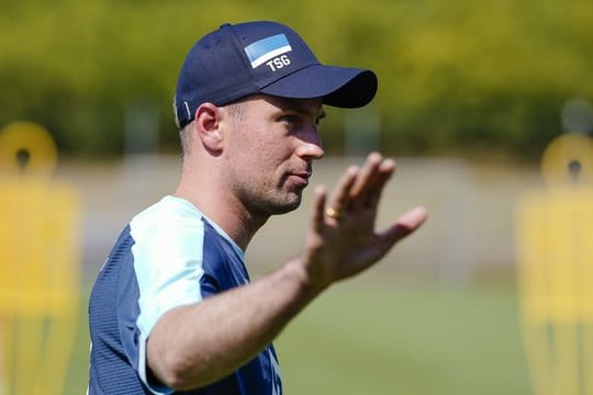 Ist mit seinem Kader zufrieden: Hoffenheims neuer Coach Sebastian Hoeneß.